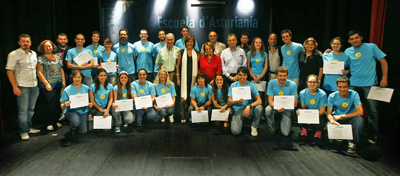 Begoña Serrano con los alumnos de la Escuela de Asturianía.