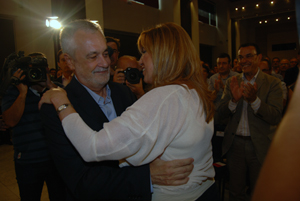 José Antonio Griñán y Susana Díaz se abrazan tras la reunión del PSOE-A que propuso la candidatura de la segunda.