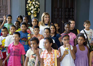 La consejera de la Presidencia, Susana Díaz, junto a algunos de los niños participantes en el programa Vacaciones en Paz.
