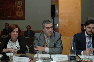 Alfonso Garrido Ávila (centro), con el jefe del Servicio de Comunidades Andaluzas, Antonio Ramos (al fondo, 2º por la izquierda), y Víctor Bellido (fondo, 1º por izquierda), en el pleno del Consejo General de la Ciudadanía Española en el Exterior.