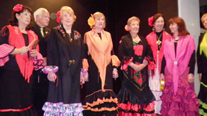 Las integrantes del coro del Centro Cultural Andalucía de Buenos Aires lucieron hermosos trajes tradicionales.