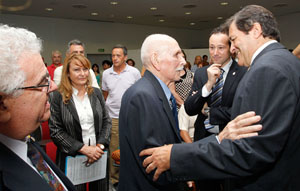 Javier Fernández saluda a Venancio Blanco, del Club Tinetense Residencia Asturiana (Buenos Aires), ante Guillermo Martínez.