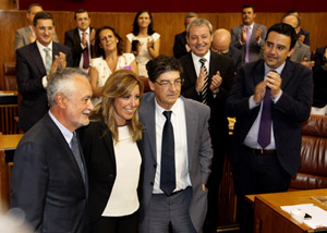 Susana Díaz recibe los aplausos del grupo parlamentario socialista mientras posa con el ya expresidente José Antonio Griñán y el vicepresidente de la Junta, Diego Valderas.