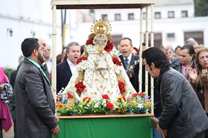 La imagen de la Virgen fue llevada en procesión.