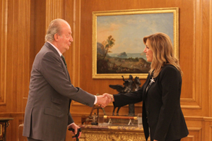 Don Juan Carlos saluda a la presidenta de la Junta de Andalucía, Susana Díaz.