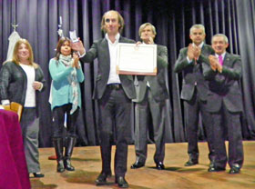 Núñez exhibe la medalla y el diploma que lo acreditan como Huésped de Honor de la Ciudad de Buenos Aires.