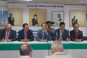 Valderas (2º por la derecha) y Rodríguez (3º dcha.), en el encuentro con las casas regionales en la Casa de Andalucía de Rivas.