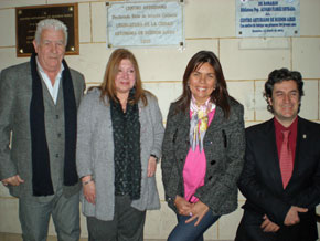Posada, Alonso, Saya y Rodríguez Cantero posan bajo la placa que declara de Interés Cultural a las actividades realizadas en el Centro Asturiano.