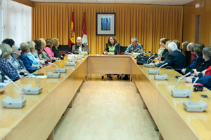 María de Diego recibió a los participantes en el programa en la sede de la Junta en Valladolid.