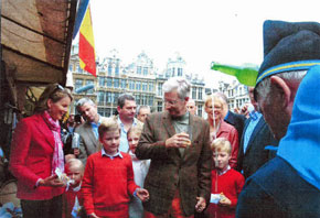 La familia real belga degustando sidra en la caseta del Centro Asturiano de Bruselas.