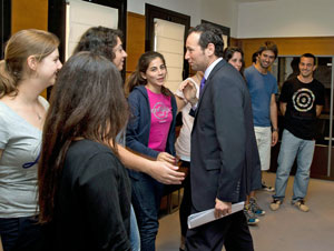 El consejero de Presidencia del Principado, Guillermo Martínez, con los jóvenes del Programa Raíces.