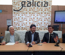 En el centro Antonio Rodríguez Miranda, a su derecha el presidente del Lar Gallego de Sevilla, Alfredo Otero, y a su izquierda el concejal Eduardo Beltrán.