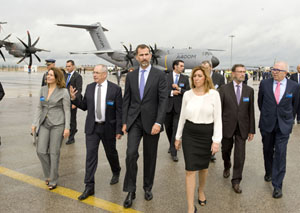 La presidenta de la Junta, junto al Príncipe de Asturias, durante el acto de entrega del A-400M a la Fuerza Aérea Francesa.