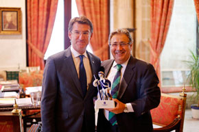 El presidente de la Xunta le entregó la Anduriña de Oro del Lar Gallego de Sevilla al alcalde de la ciudad, Juan Ignacio Zoido.