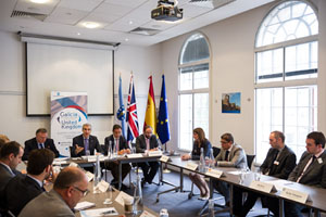 Conde (al fondo) en su reunión con empresas en la sede de Pexga en Londres.