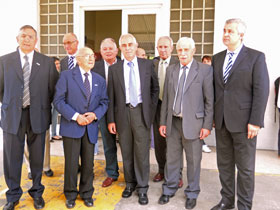 Miras Portugal junto a integrantes de la comunidad española de La Plata durante su visita al Hospital Español.