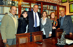 El viceconsejero de Acción Exterior, Cándido Padrón, con directivos del centro canario de El Tala en Uruguay.