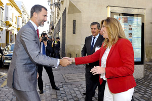 Susana Díaz saluda al Príncipe de Asturias a su llegada al Congreso Nacional de la Empresa Familiar en Jerez de la Frontera.