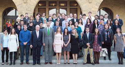 Los Principes con jóvenes españoles que estudian en la prestigiosa Universidad de Stanford, en California.