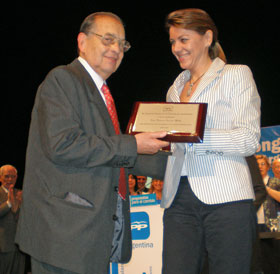 De Cospedal le entregó a García Melle una plaqueta de reconocimiento a su labor durante el último Congreso del PP en Argentina.