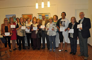 Los socios que expusieron sus obras con Hugo Soto, tercero por la derecha, recibieron un reconocimiento del Centro Balear.