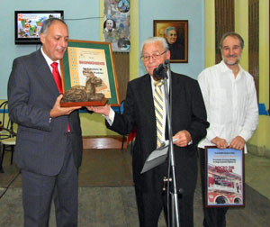 Cándido Padrón recibió el ‘Bardino Canario’ de manos de Carmelo González ante el embajador Juan Francisco Montalbán.