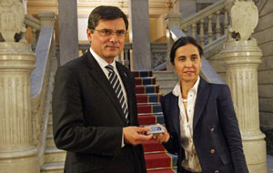 La consejera de Hacienda, Dolores Carcedo, le entregó el proyecto de presupuestos para 2014 al presidente de la Junta General del Principado, Pedro Sanjurjo.