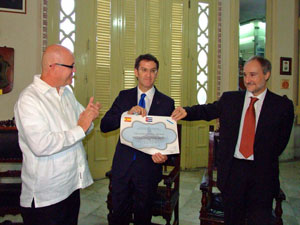 El presidente de la FSGC, Sergio Toledo (izquierda), entregó a Feijóo el Título de Presidente de Honor, ante el embajador español, Juan Francisco Montalbán.