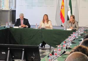 Manuel Jiménez Barrios, consejero de la Presidencia,  Susana Díaz y Sol Calzado, secretaria general de Acción Exterior, en la reunión.