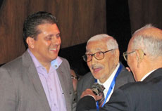 El presidente de Caballeros de Santiago, Santiago Campo, y el homenajeado Manuel Cima Durán.