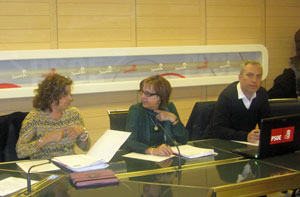 La secretaria federal de Emigración, Carmela Silva, Begoña Serrano de Asturias y Víctor Bellido de Andalucía.