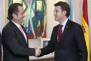 Alberto Núñez Feijóo felicita Juan Carlos Escotet, presidente de Banesco.