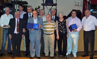 Los premiados exhiben con orgullo las plaquetas con las que Fuagra los distinguió por su trayectoria en la colectividad gallega.
