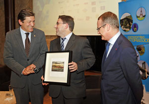 El presidente del Principado, Javier Fernández; el socio de honor 2013 de la Asociación Compromiso Asturias XXI, Amador Menéndez, y el presidente de la asociación, Diego Canga.