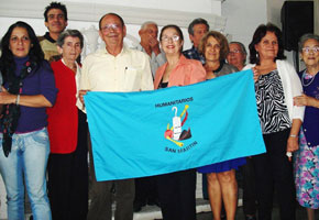 El presidente Longinos Valdés Álvarez y la directiva Aleida Gutiérrez, rodeados por socios de la entidad.