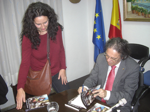 Antonio López Alonso firmó ejemplares de su novela.