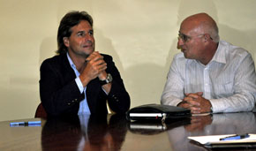 Lacalle Pou y el presidente de la Asociación, Héctor Álvarez.