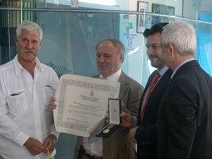 Manuel Fajín Recarey, presidente de la Hermandad Gallega de Valencia, en el momento de recibir la Medalla de Honor de la Emigración.