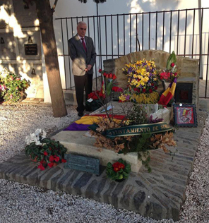 El consejero Luciano Alonso ante la tumba de Antonio Machado en Colliure.