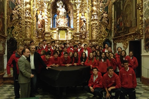 Ramos y Bellido con el grupo en la capilla del Palacio de San Telmo.