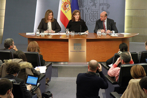 La vicepresidenta del Gobierno, Soraya Sáenz de Santamaría (centro), y los ministros de Empleo, Fátima Báñez, y Economía, Luis de Guindos, tras el Consejo.