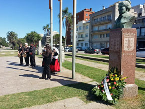 Ofrenda floral ante el monumento a Rosalía de Castro en la Plaza de Galicia de Montevideo.