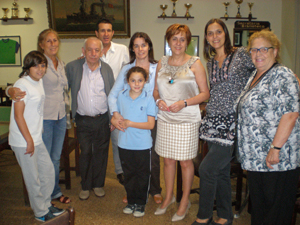 Serrano junto a directivos y socios del Centro Asturiano de Siero y Noreña.