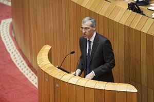 El conselleiro de Economía, Francisco Conde, en su intervención en el Parlamento