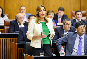 La presidenta de la Junta, durante su intervención en la sesión de control al Gobierno en el Parlamento andaluz.