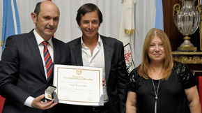 Louzán exhibe con orgullo la medalla y el diploma de Huésped de Honor de la capital argentina.