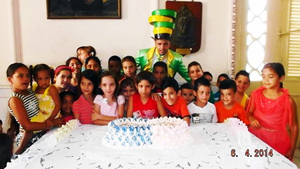 El payaso Papote y los niños ante la tarta de cumpleaños.