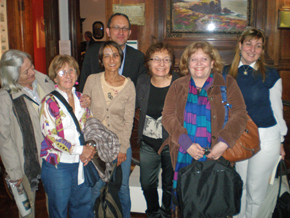 Anxo Lorenzo con un grupo de emigrantes gallegas en el MEGA.
