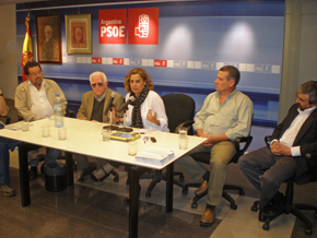 Silva, en el centro, junto a directivos del PSOE en Buenos Aires.