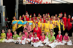 Integrantes de los grupos de baile infantiles y juveniles de la Peña Al Andalus de Amberes.